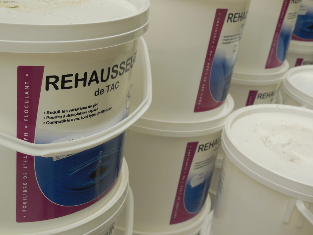 Produits d'entretien pour piscine (réhausseur de tac)
