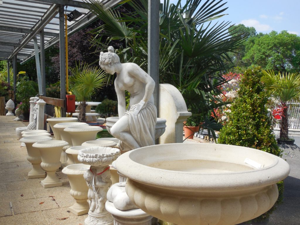 Statues, poteries et plantes