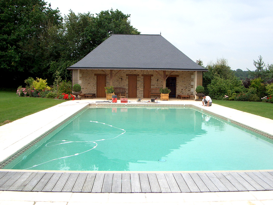 Piscine extérieure et local technique