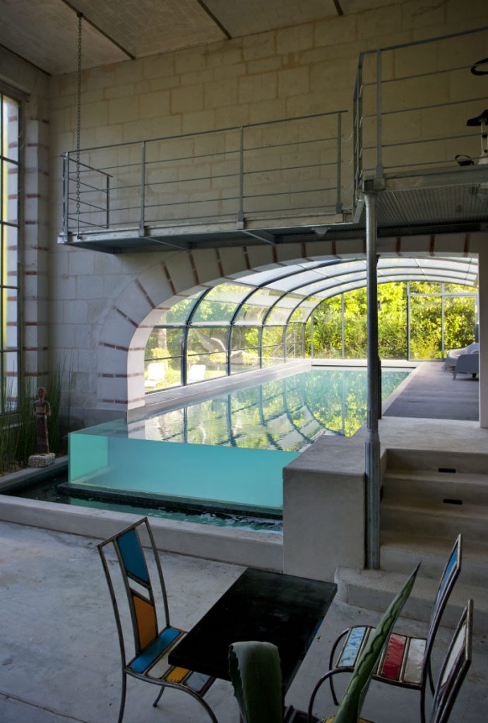 Piscine couverte et semi-enterrée