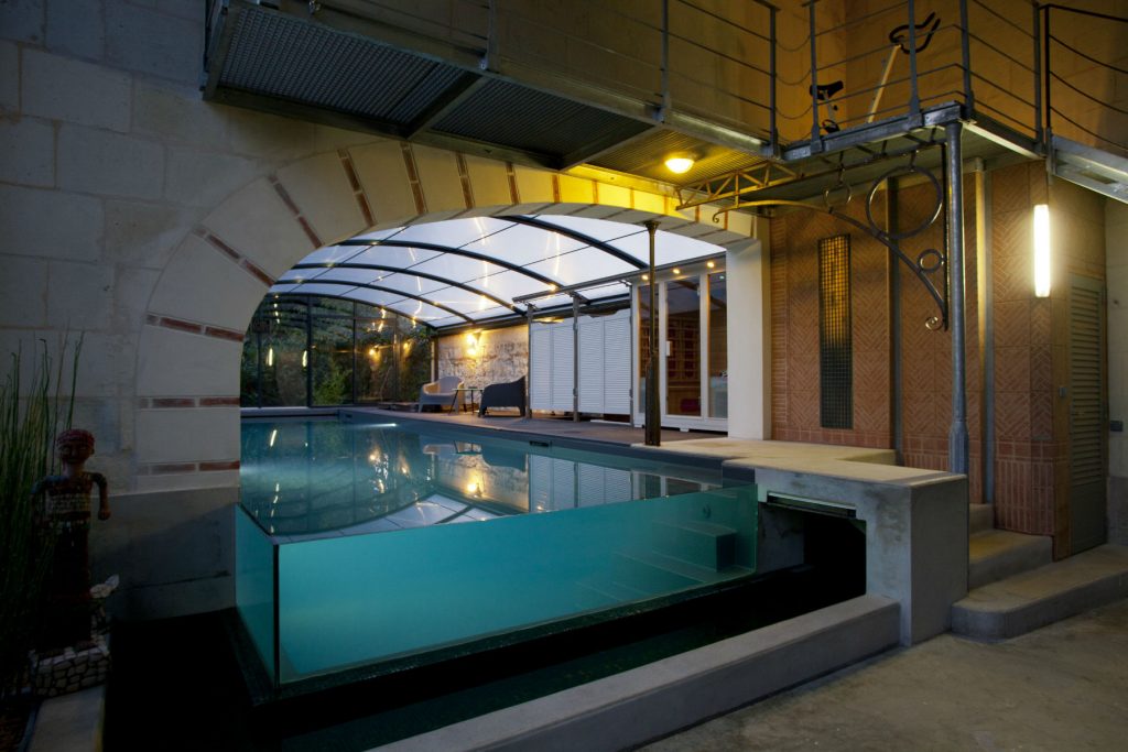 Piscine couverte et semi-enterrée