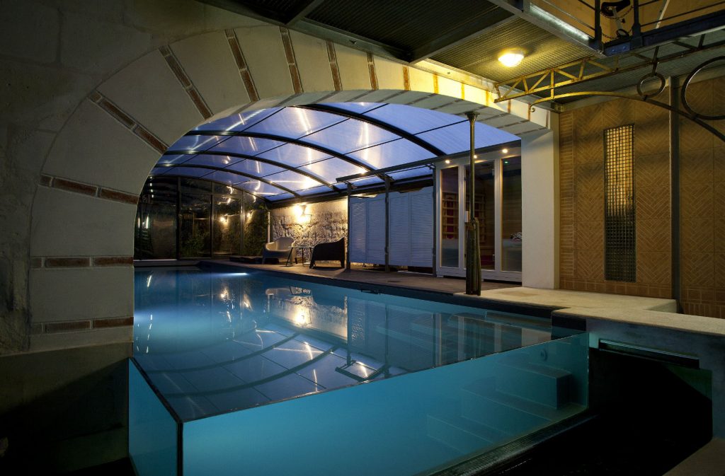 Piscine couverte et semi-enterrée