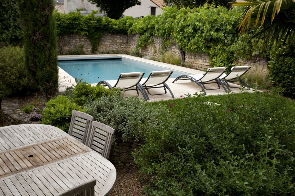 Piscine extérieure et jardin