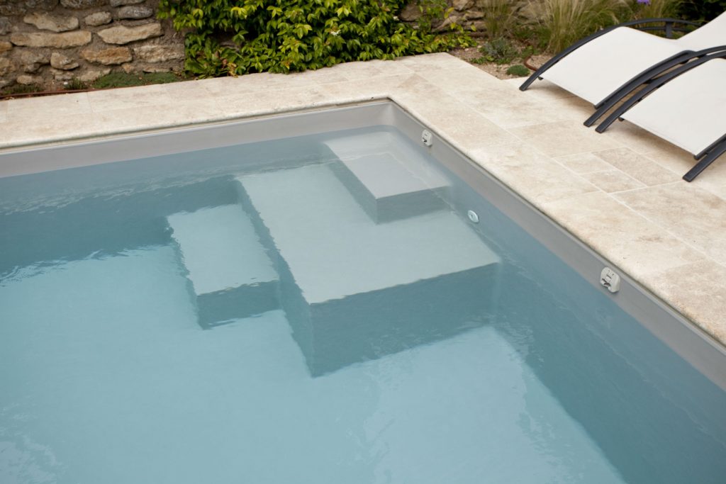 Escalier d'une piscine extérieure