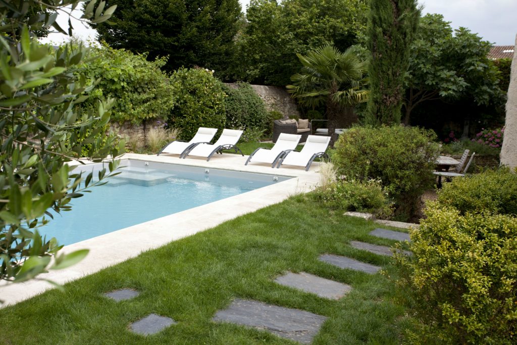 Piscine extérieure et jardin