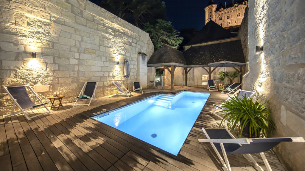 Piscine extérieure et terrasse